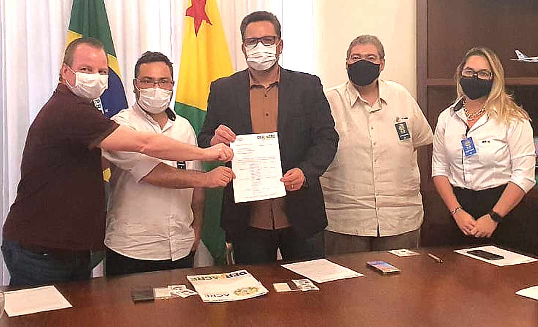 Alan Rick assina termo de autorização para licitação de obras no Estado com recursos de suas emendas