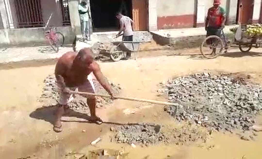 Em Tarauacá, morador usa concreto para tapar rua e reclama: "Aqui não tem mais prefeita. Tudo abandonado"