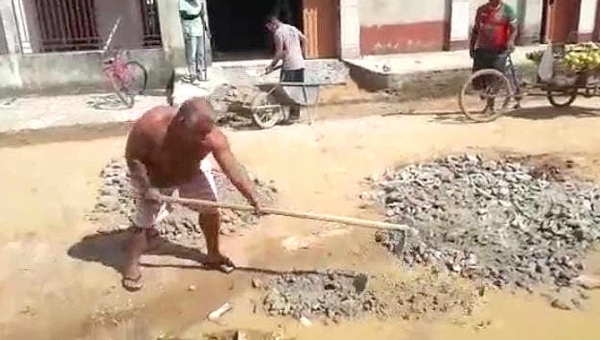 Em Tarauacá, morador usa concreto para tapar rua e reclama: "Aqui não tem mais prefeita. Tudo abandonado"