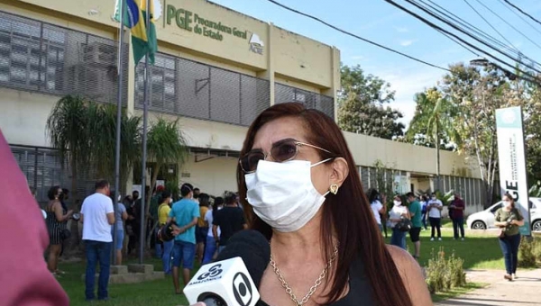 "Não iremos descansar enquanto os professores estiverem ganhando um salário que não condiz com sua carga de trabalho", diz Alcilene Gurgel