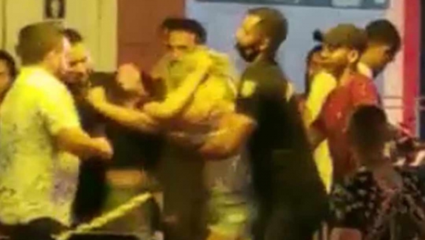 Vídeo: em bar de Cruzeiro do Sul, noite é marcada por pancadaria entre mulheres