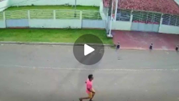 Em Sena, Câmeras de segurança flagram homem inserindo objeto no anus e tirando a roupa em via pública