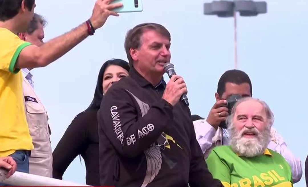 Bolsonaro volta a criticar lockdown e diz que pandemia está "perto do fim"