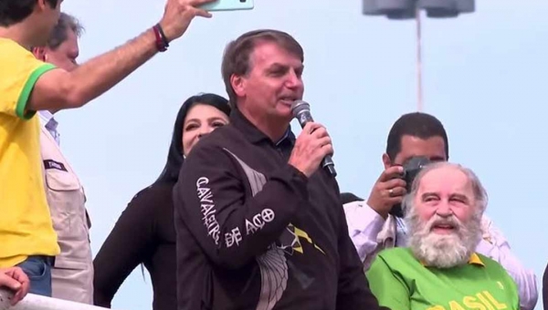 Bolsonaro volta a criticar lockdown e diz que pandemia está "perto do fim"