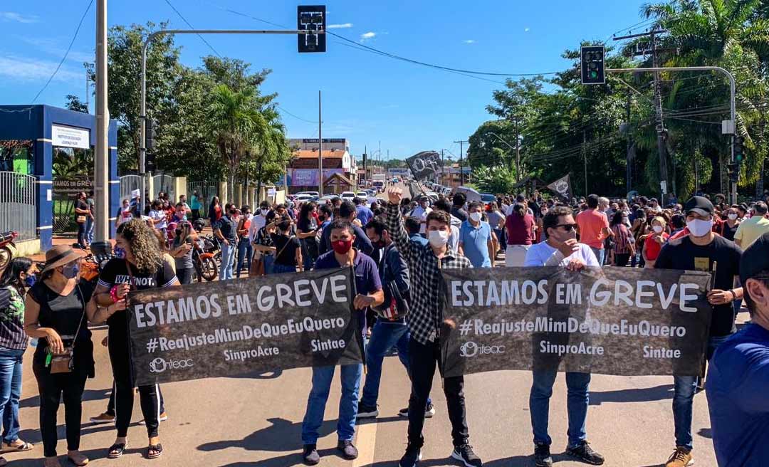 Professores voltam a protestar em frente à Procuradoria Geral do Estado