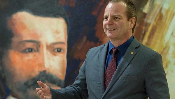 Pedro Longo apresenta PL que permite extração de piçarra e barro por produtores para melhorar estradas