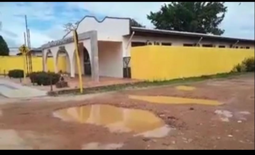 Buracos na rua da Câmara Municipal de Feijó revelam descaso do poder público com a cidade