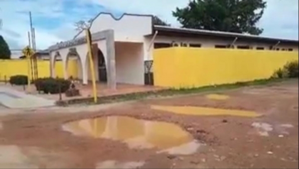 Buracos na rua da Câmara Municipal de Feijó revelam descaso do poder público com a cidade