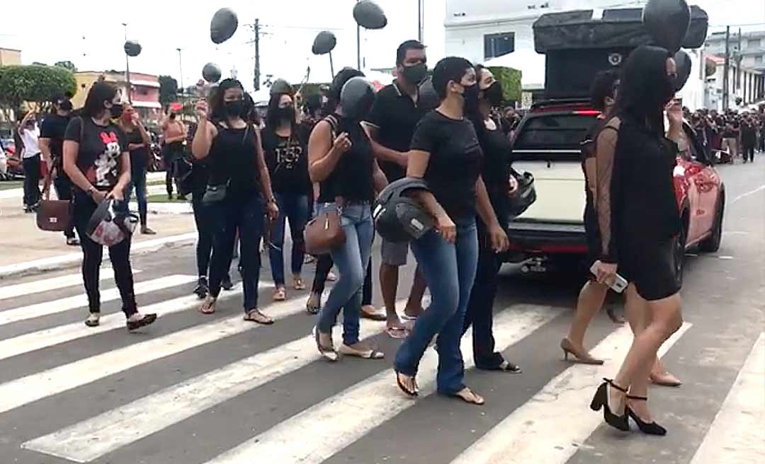 Com balões pretos, professores de Cruzeiro do Sul lotam escadarias da Catedral Nossa Senhora da Glória