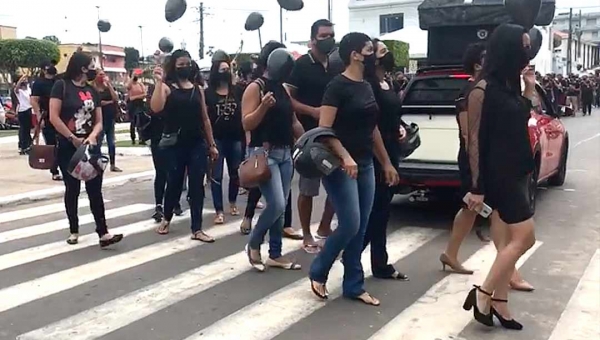 Com balões pretos, professores de Cruzeiro do Sul lotam escadarias da Catedral Nossa Senhora da Glória