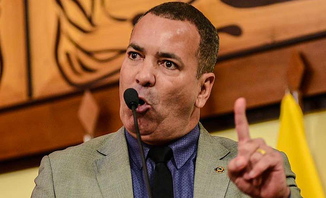 Neném Almeida diz que servidores da Educação estão sendo “tratados como cachorros” pelo governo