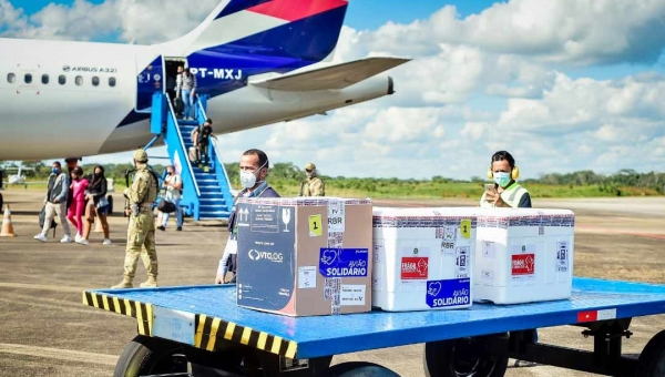 Mais dois lotes chegam ao Acre nesta quarta com 21,8 mil doses da Astrazeneca e Pfizer