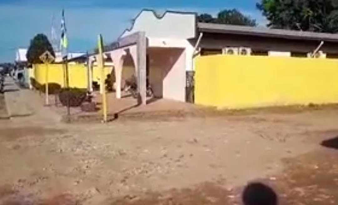 Após denúncia do NH, Prefeitura de Feijó manda recuperar rua em frente à Câmara Municipal