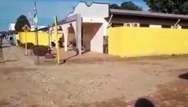 Após denúncia do NH, Prefeitura de Feijó manda recuperar rua em frente à Câmara Municipal