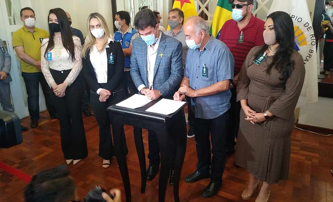 Gladson e Bocalom assinam termo que devolve sistema de água ao Saerb