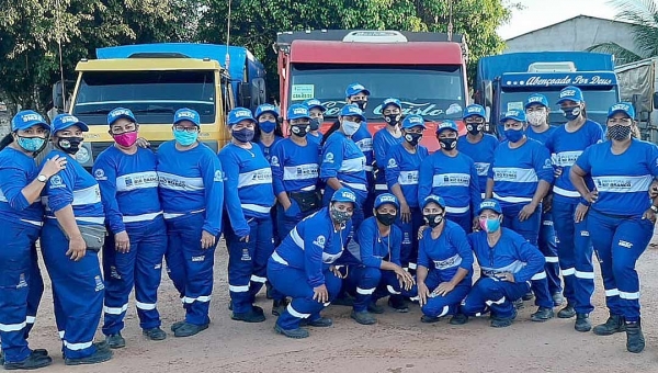 Prefeitura muda cor de uniformes dos garis e margaridas: sai vermelho, entra azul