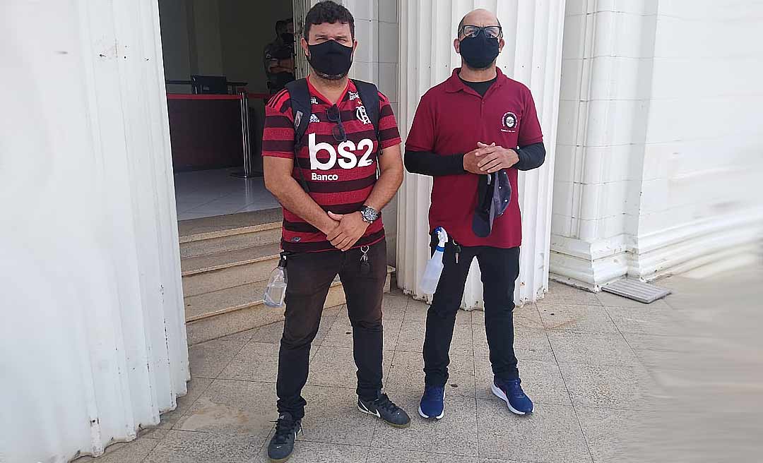 Sindicalistas dizem que não foram convidados para ato de reversão do sistema de água e afirmam que foram "barrados" no Palácio