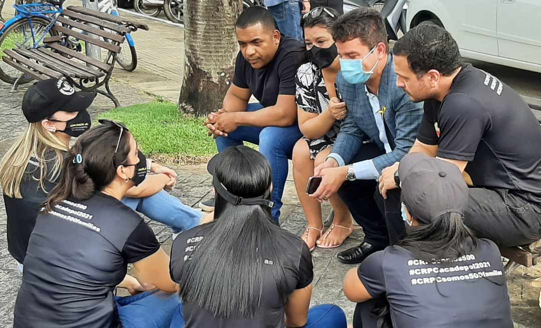 Sentado em banco de praça, Cameli volta a conversar com cadastro de reserva da Polícia Civil