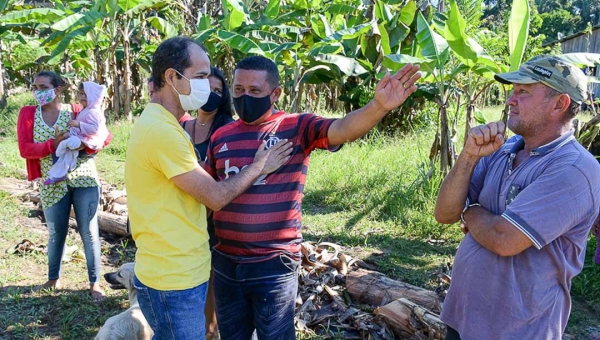 Prefeitura de Cruzeiro do Sul e energisa levam luz para pessoas que estão a mais de 40 anos no escuro