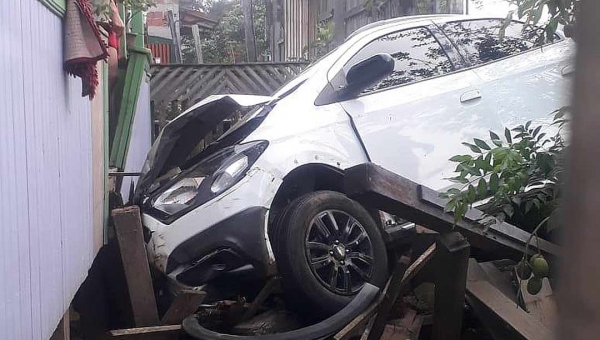 Motorista perde o controle da direção em Tarauacá e veículo invade residência