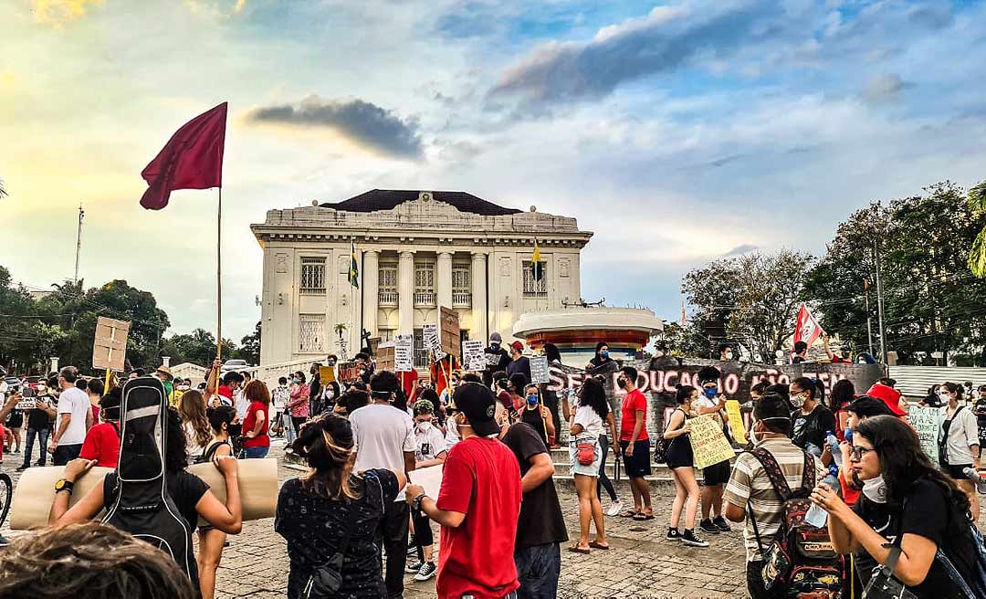 Manifestantes saem às ruas de Rio Branco pedindo impeachment de Bolsonaro