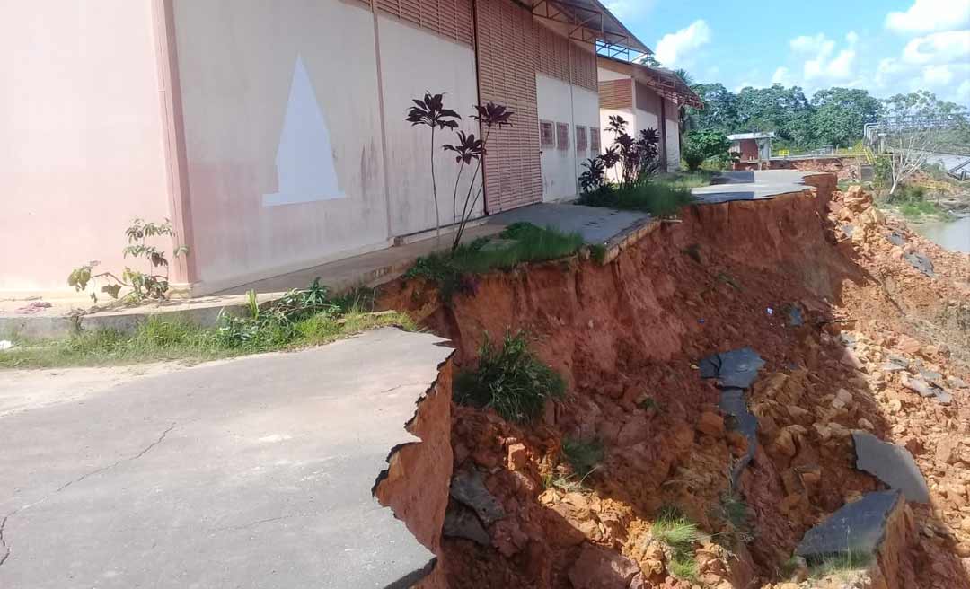 Queda de parte do barranco do porto de Cruzeiro do Sul prejudica embarque e desembarque de balsas