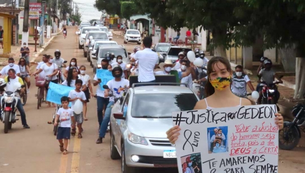 Ato com caminhada e oração em Plácido de Castro pede justiça pela morte de Gedeon Barros
