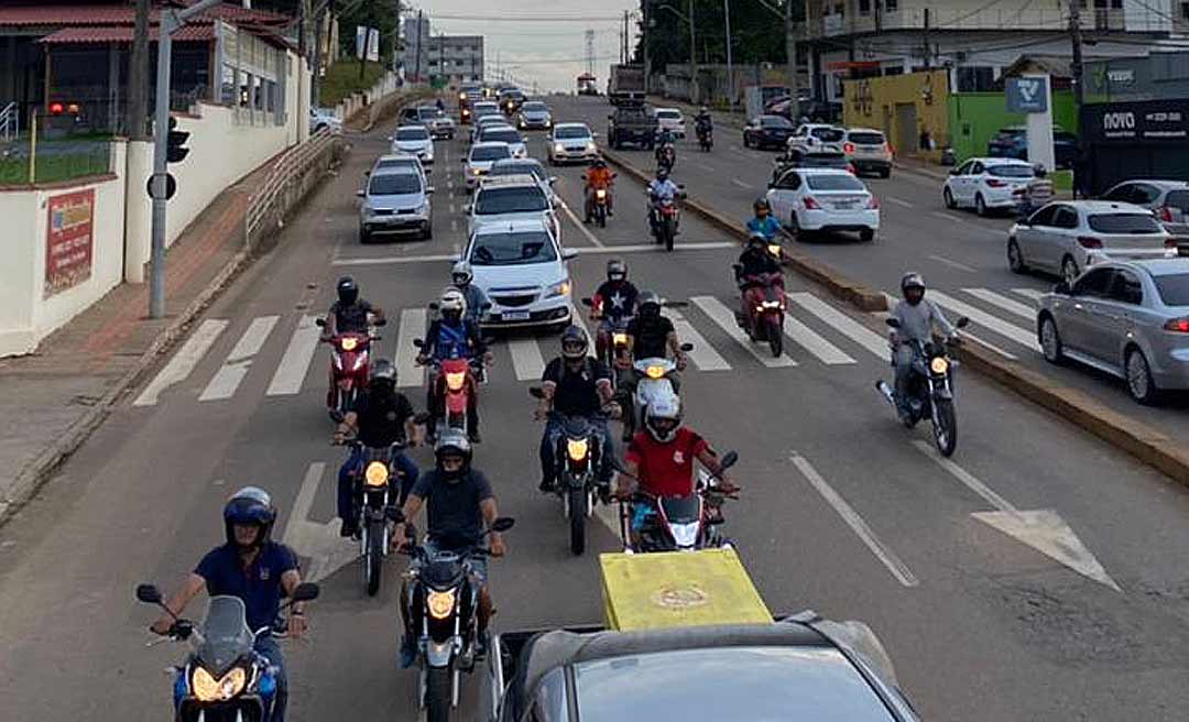 Com carreata e bolo de aniversário na frente do Palácio, militares cobram Gladson por promessas não cumpridas