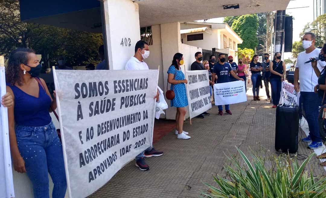Cadastros de reserva do Idaf e Educação fecham avenida Brasil em protesto pedindo convocação