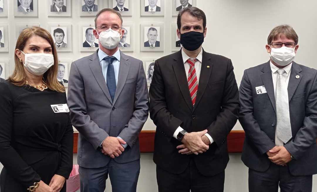 Em audiência com Leo de Brito representantes do governo federal garantem desbloqueio de recursos das universidades federais