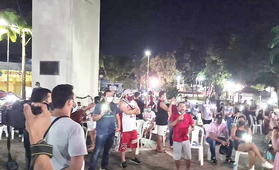 Ainda em greve, servidores da Educação fazem caminhada no centro de Rio Branco nesta terça