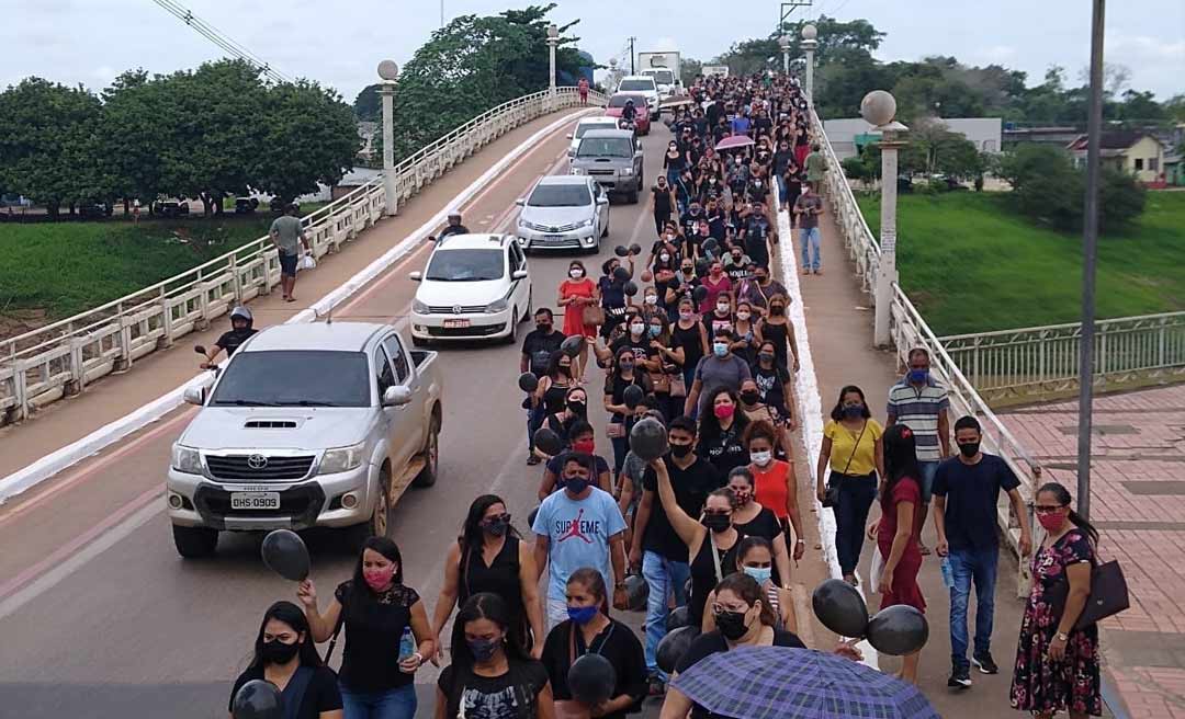 Em greve há 25 dias, servidores da Educação fazem caminhada no centro de Rio Branco