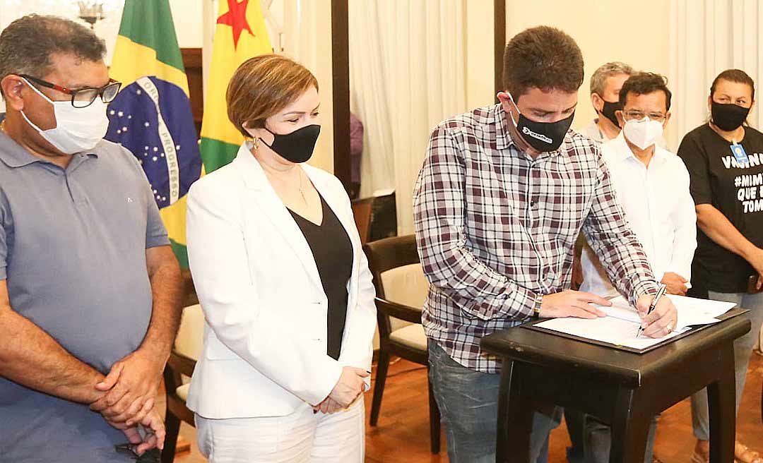 Gladson anuncia continuidade de bolsas de estudo para mais de 400 servidores de escolas de tempo integral