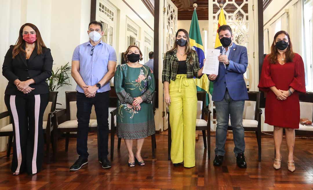 Gladson sanciona lei de autoria de Antonia Sales que institui código Sinal Vermelho, em proteção às mulheres