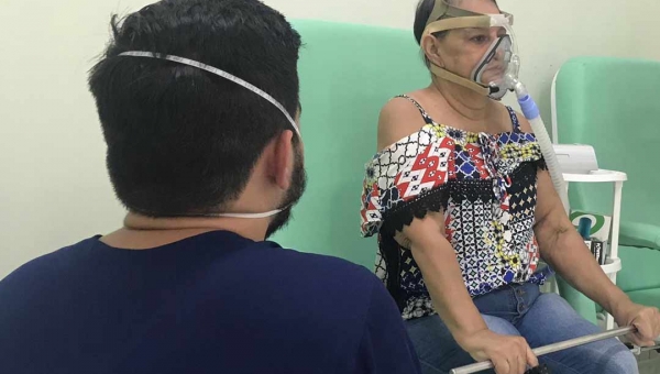 Paciente comemora passos conquistados após dois meses de saída da UTI Covid