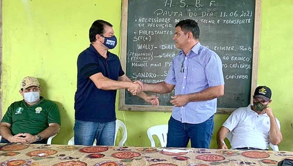 Em Capixaba, Roberto Duarte se reúne com produtores rurais na Associação Boa Fé