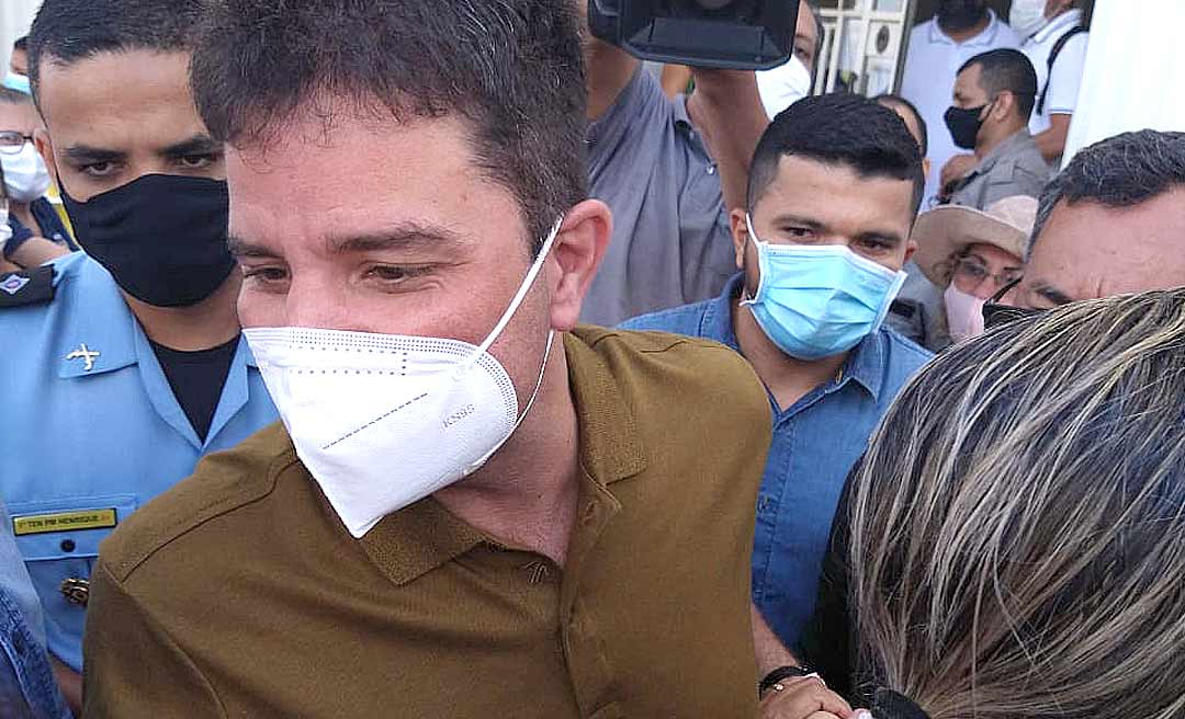 Gladson vai ao encontro dos trabalhadores em greve na frente do Palácio; sindicatos mantêm paralisação e aguardam contraproposta