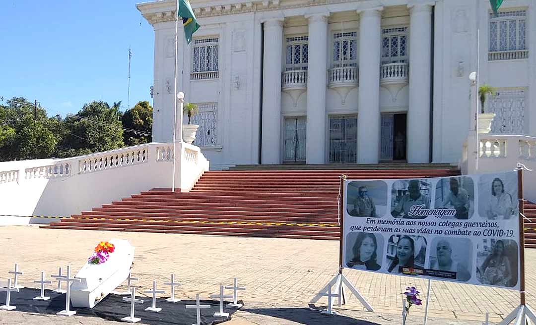 Com carreata e caixão na frente do Palácio Rio Branco, servidores da Saúde iniciam greve no Acre