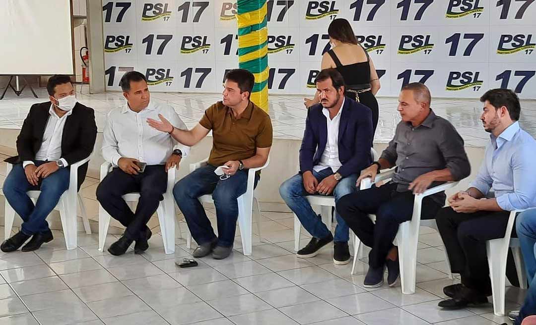 Sem a presença de Rocha e concedendo apoio em troca do vice de Gladson para 2022, PSL filia novos integrantes