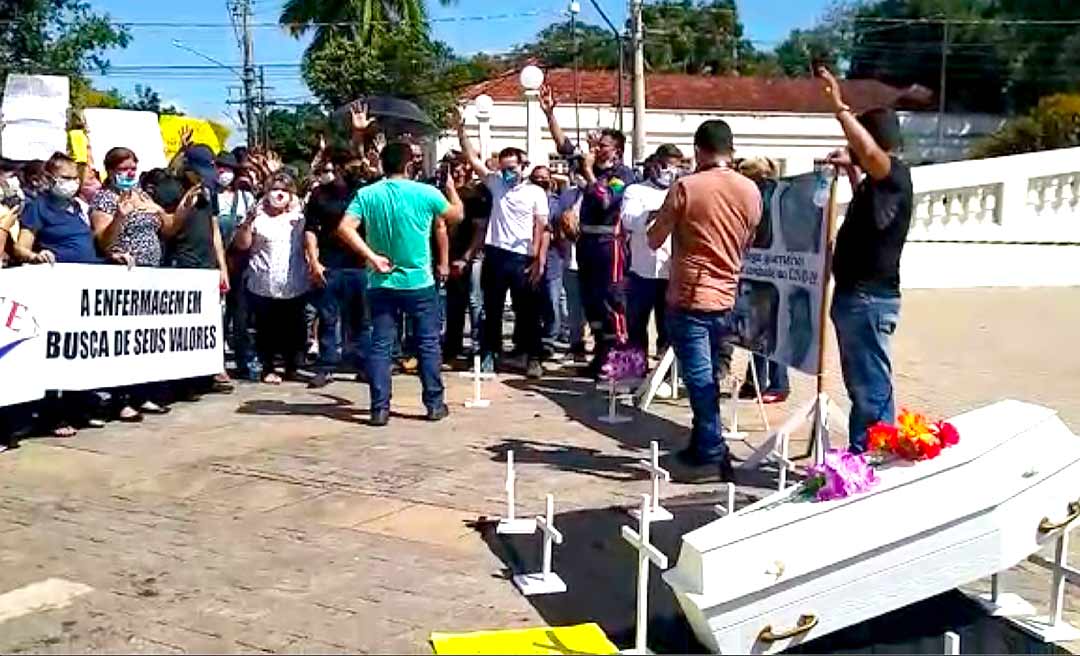 Em greve, servidores da Saúde oram na frente do Palácio por colegas que morreram de covid-19
