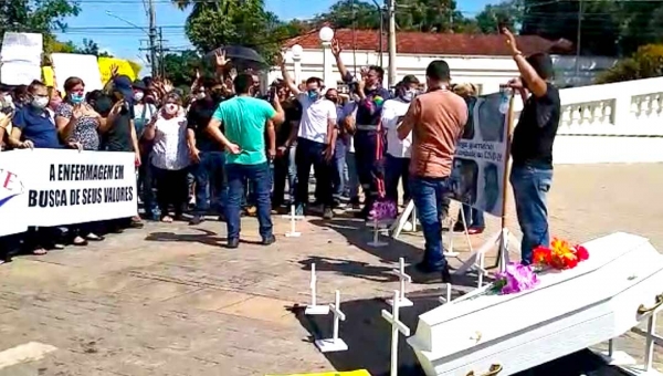 Em greve, servidores da Saúde oram na frente do Palácio por colegas que morreram de covid-19