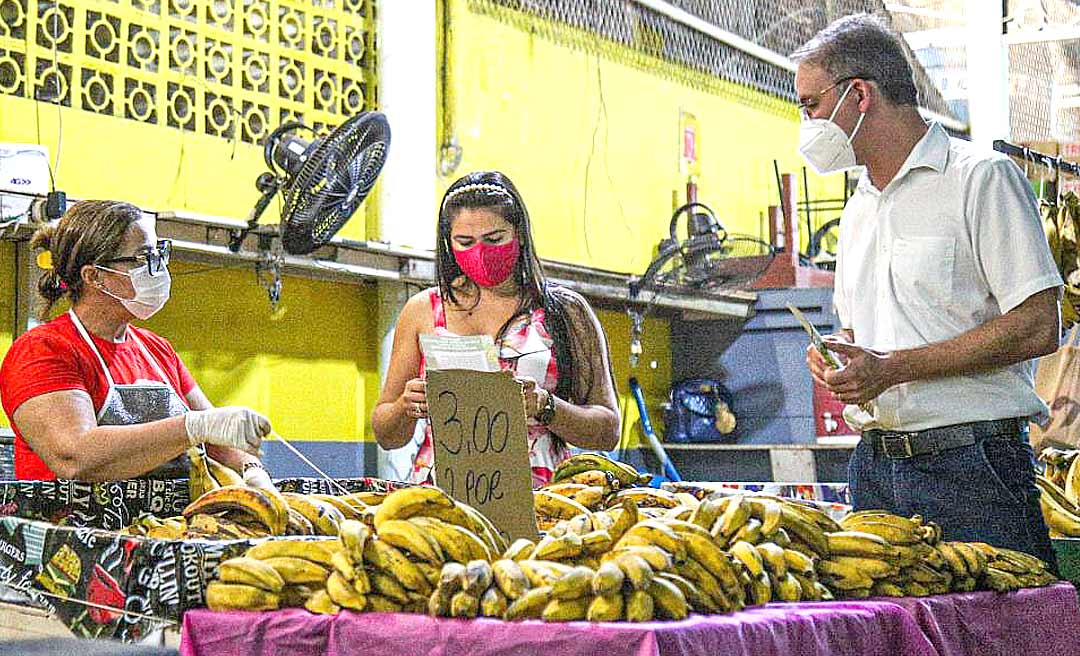 Em visita a mercados, Leo de Brito divulga lei de sua autoria que beneficia produtores rurais