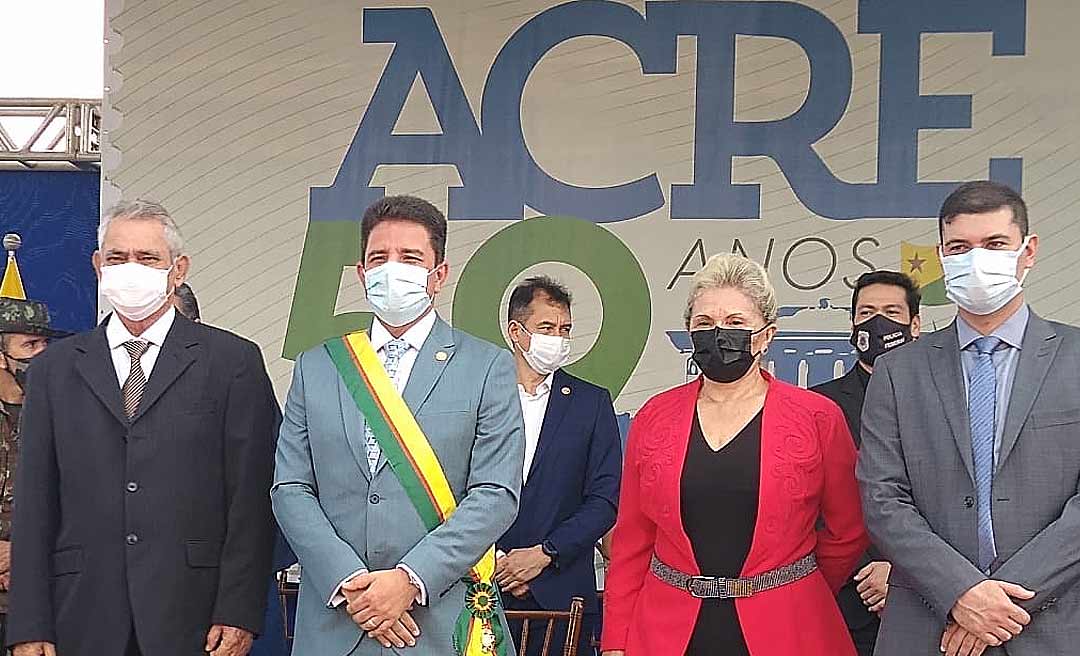 Ex-governadores Romildo Magalhães e Iolanda Fleming participam de cerimônia de aniversário do Acre
