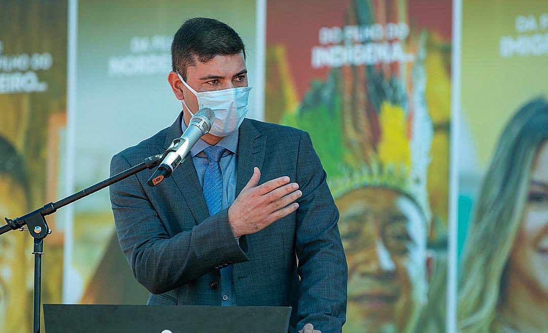 No dia que o Acre completa 59 anos, Nicolau Júnior participa de solenidade de troca de bandeiras, em Rio Branco