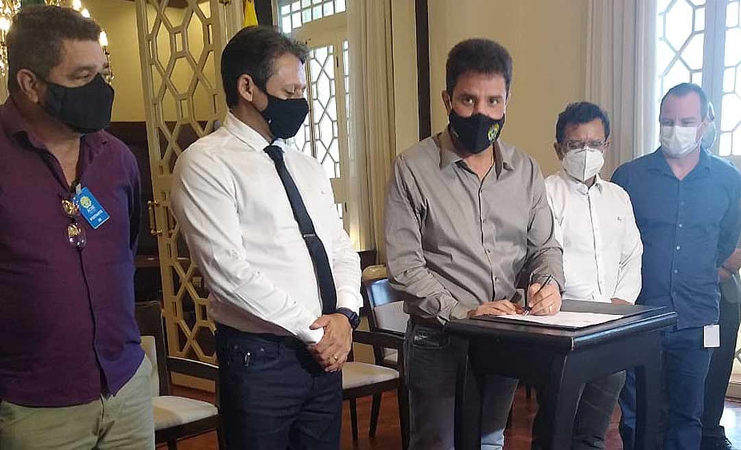 Gladson reduz ICMS do diesel para transporte de passageiros e prorroga pagamento do IPVA