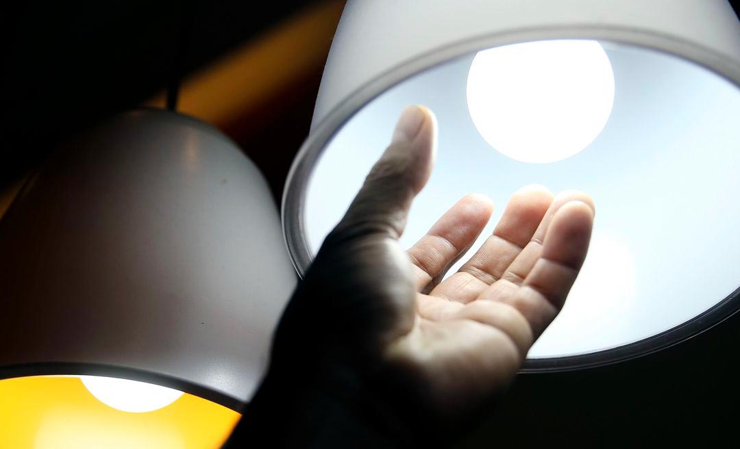 Aneel prorroga proibição de corte de luz por inadimplência