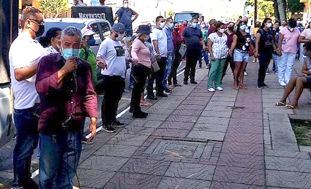 Em protesto na Sesacre, presbítero e servidor da Saúde pede que Deus repreenda o "espírito da mentira" da negociação com a categoria