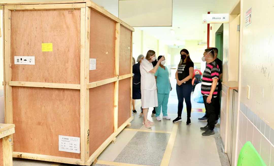 "Enquanto as covas do cemitério aumentam, o novo tomógrafo do Juruá se encontra na caixa", diz Jéssica Sales