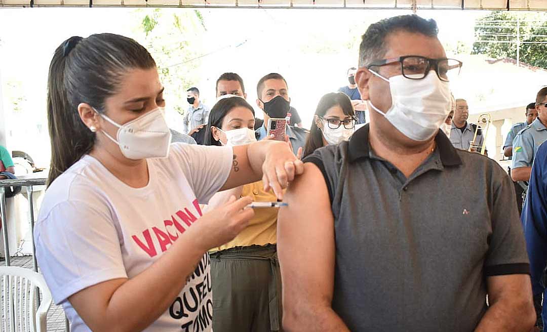 Chefe da Casa Civil, Flávio Silva, foi a segunda pessoa vacinada no mutirão: "Muito feliz"