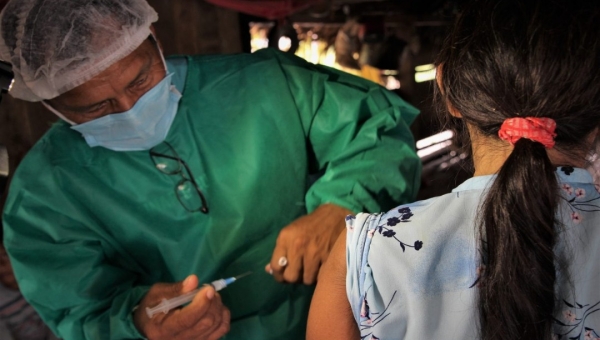 Com avanço da vacina, estudo aponta redução de casos positivos da Covid-19